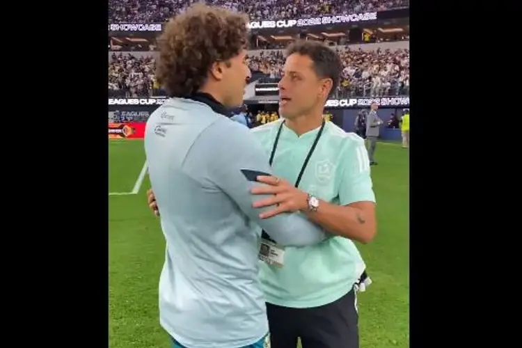 El abrazo entre Ochoa y 'Chicharito' que demuestra que no están peleados (VIDEO)