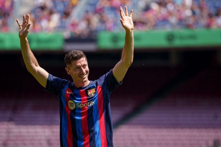 Lewandowski es presentado con el Barcelona (VIDEOS)