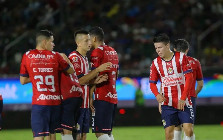 Revientan a Chivas y los llaman 'mediocres'