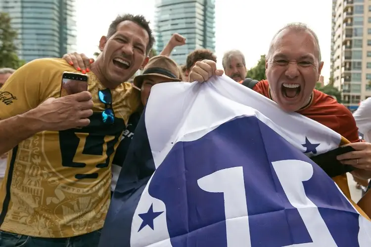 Afición de Pumas arma fiesta en Barcelona (VIDEOS)