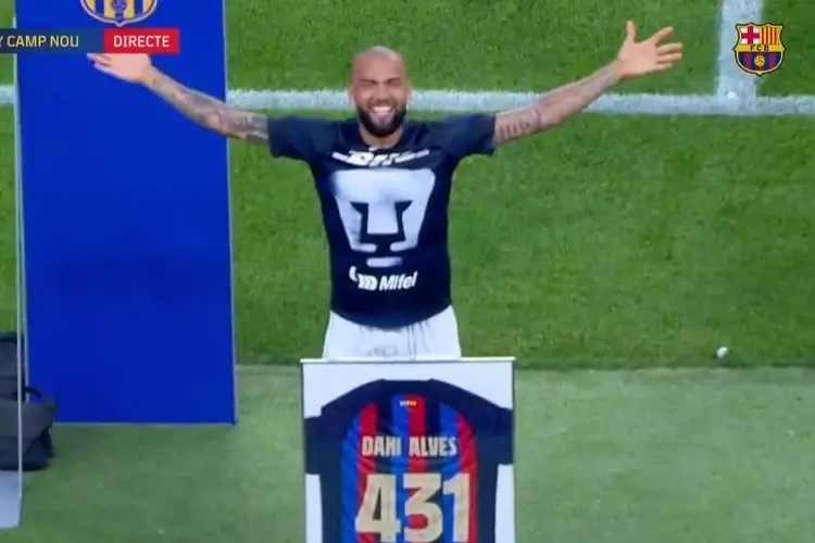 Barcelona rinde un emotivo homenaje a Dani Alves (VIDEO)