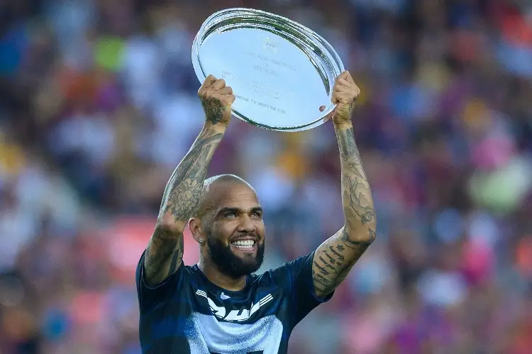 Camp Nou despide con ovaciones a Dani Alves (VIDEO)