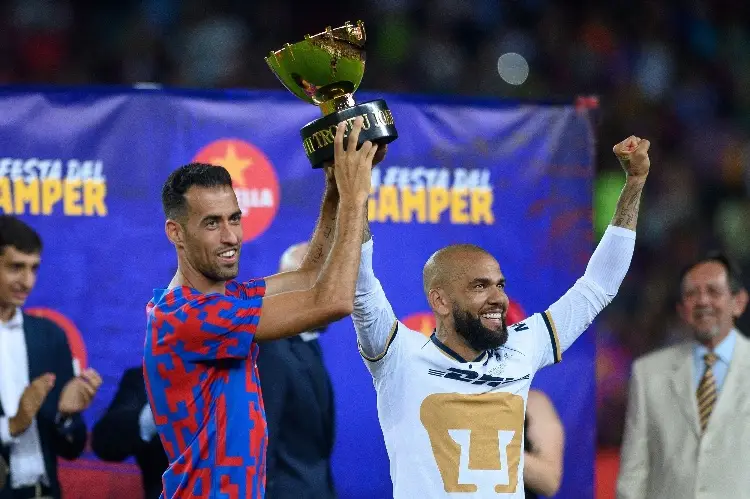 Dani Alves levanta trofeo del Barcelona junto con Busquets (VIDEO)