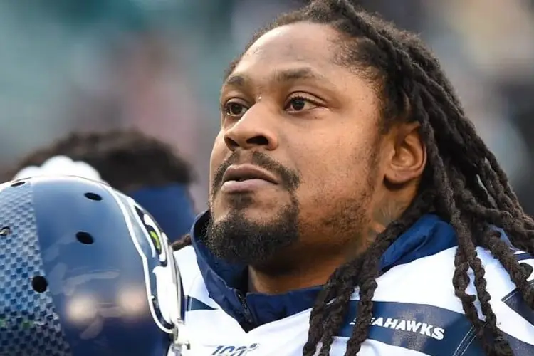 Arrestan a Marshawn Lynch por conducir ebrio un carro sin llantas (FOTOS)