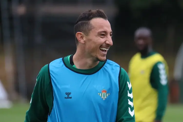 Betis sigue sin inscribir a Guardado para La Liga