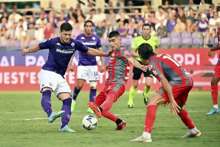 Johan Vásquez y Cremonese pierden por autogol en su debut