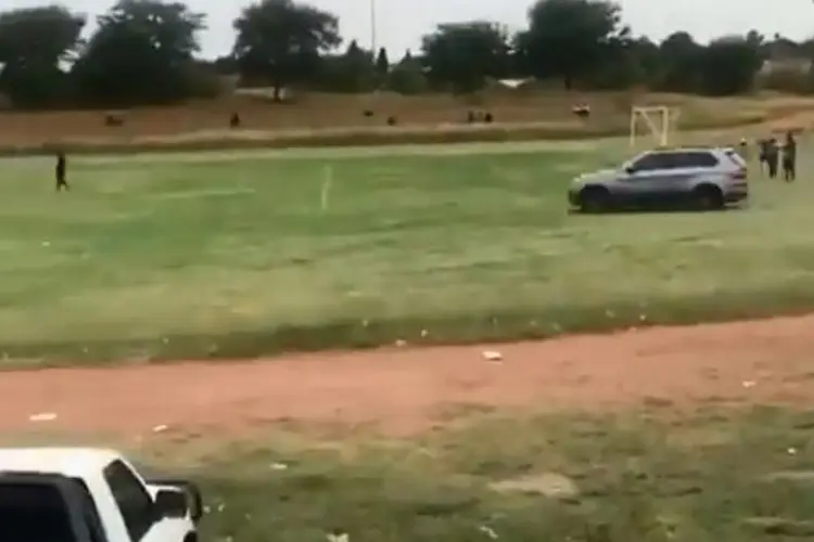 Se mete al campo con todo y carro, quería atropellar al árbitro (VIDEO)