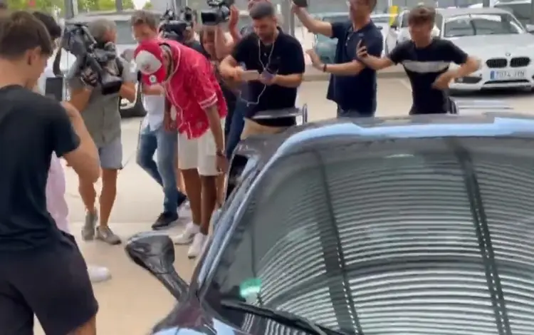 Aubameyang no podría creer lo que pasó con su Ferrari