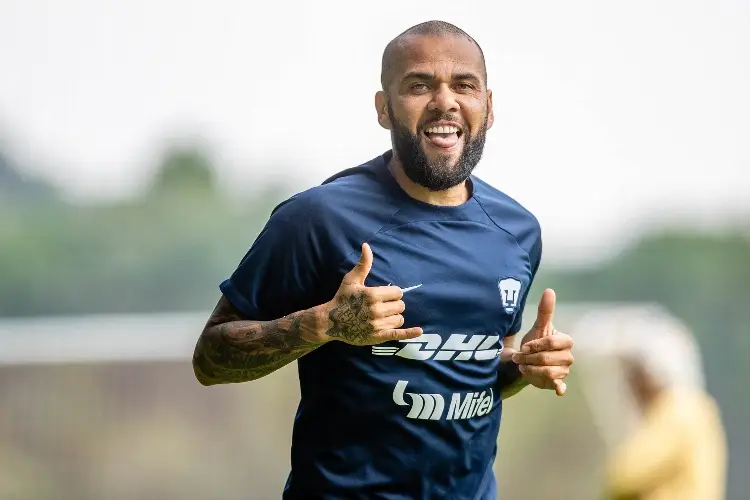 Jugadores de Pumas salen a la defensa de Dani Alves
