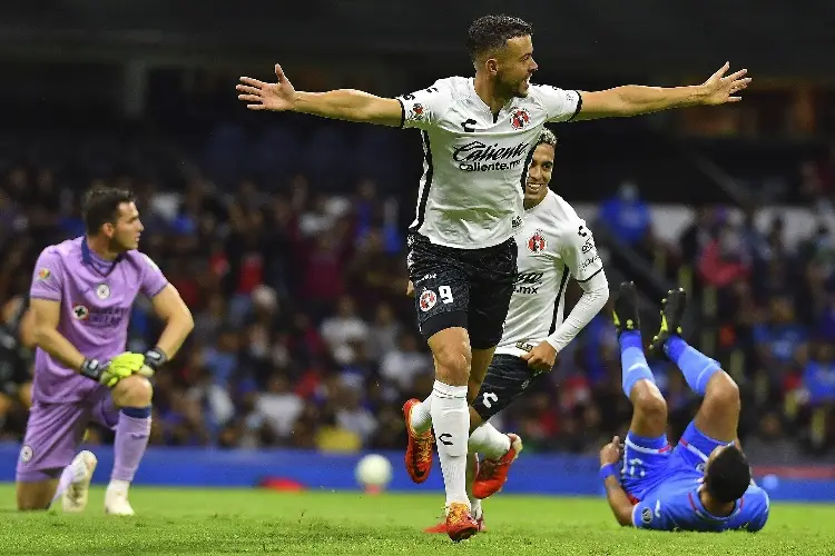 Xolos remonta y hunde más a Cruz Azul