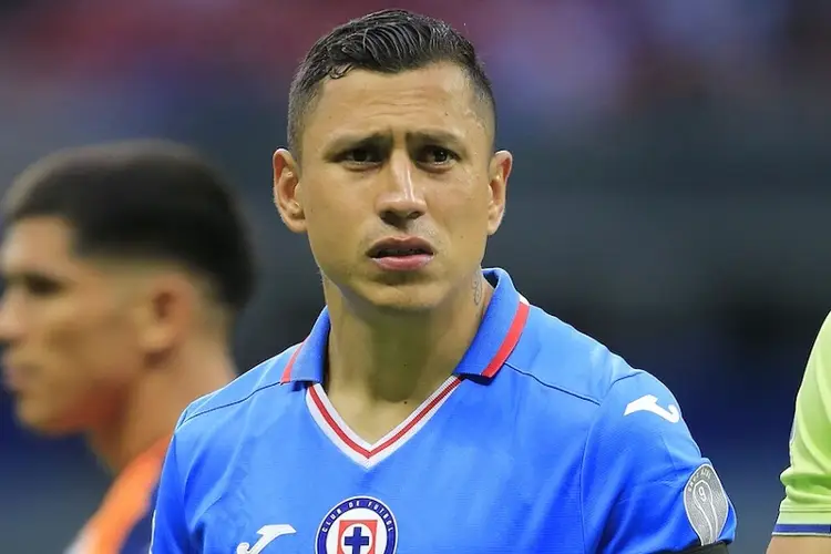 Afición de Cruz Azul aplaude al 'Cata' Domínguez (VIDEO)