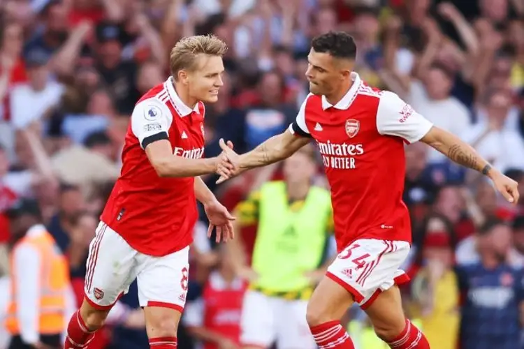 Arsenal remonta y manda en la Premier League