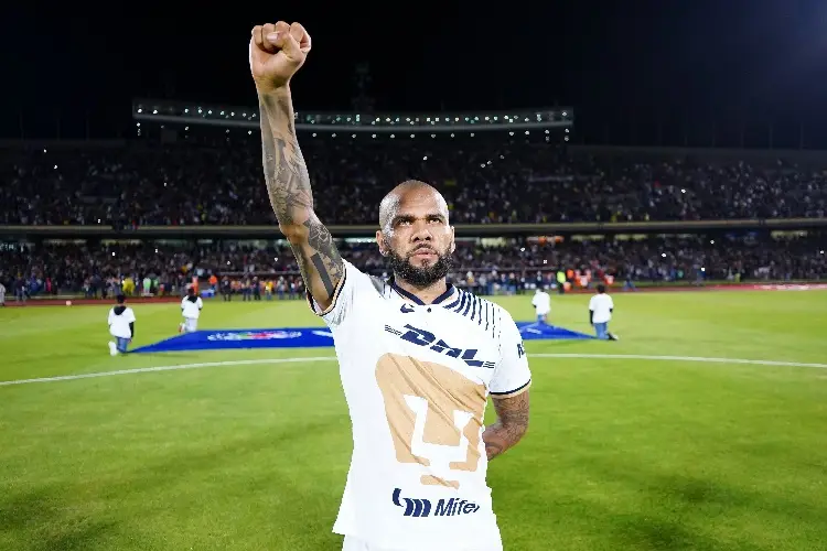 Hugo Sánchez manda consejos a Pumas de cómo ocupar a Dani Alves