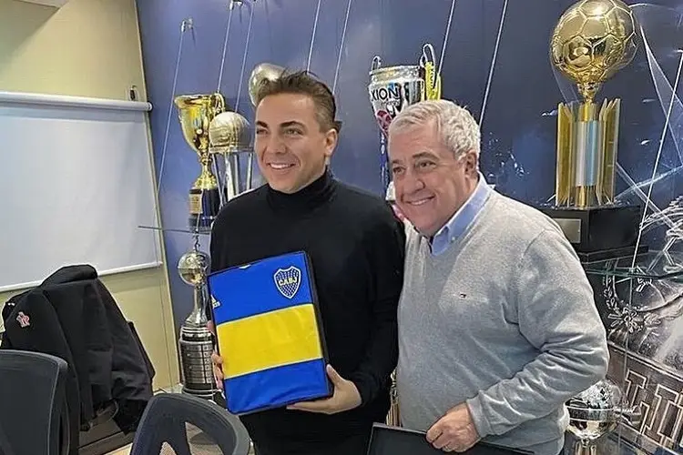 Cristian Castro comete tremendo error al ser homenajeado en Boca Juniors