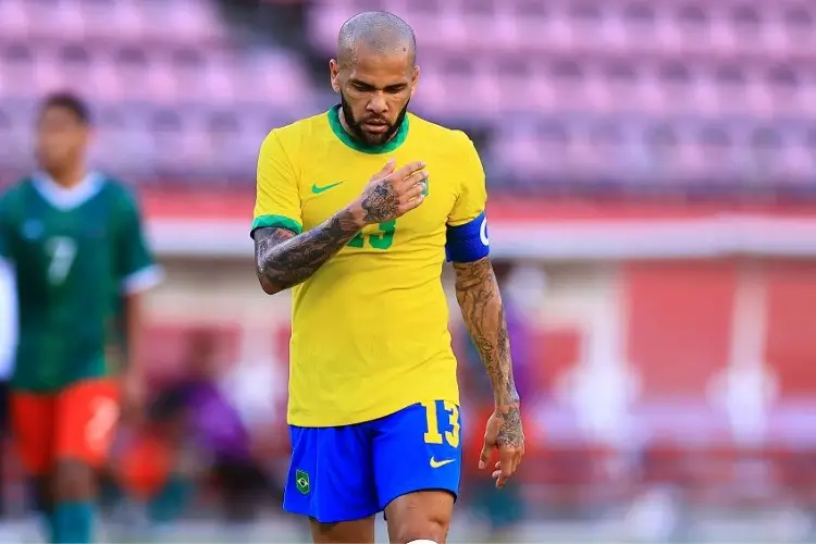 Dani Alves aún con posibilidades de ir al Mundial, revela DT de Brasil