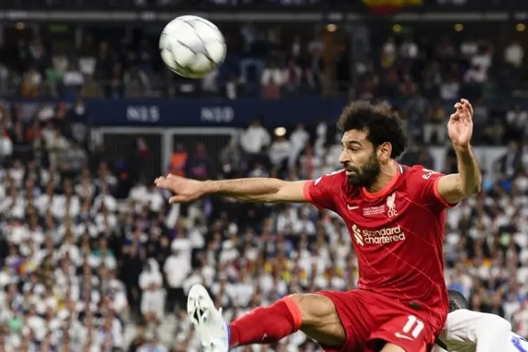 Liverpool vence al Ajax y sus mexicanos