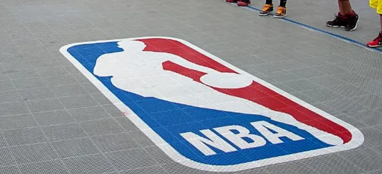 NBA suspende y multa a dueño de los Suns