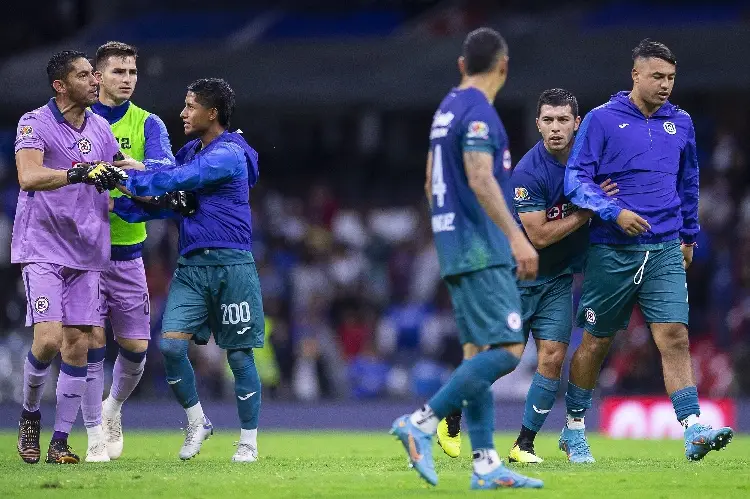 Corona enfurece y se hace de empujones con compañero (VIDEO) Corona enfurece y se hace de empujones con compañero (VIDEO)