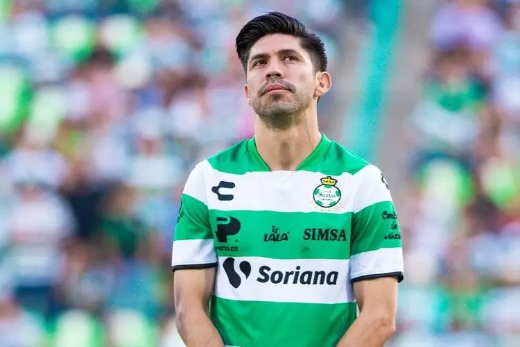 Santos realiza emotivo homenaje a Oribe Peralta (VIDEO)