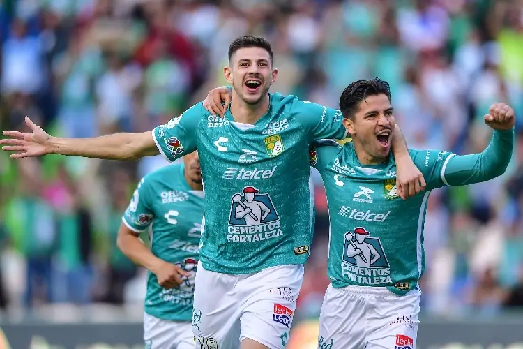 León ruge ante unos débiles Gallos Blancos