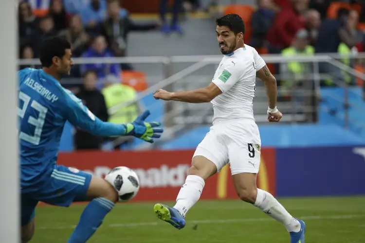 Aficionados uruguayos explotan y tiran estatua de Luis Suárez (VIDEO)