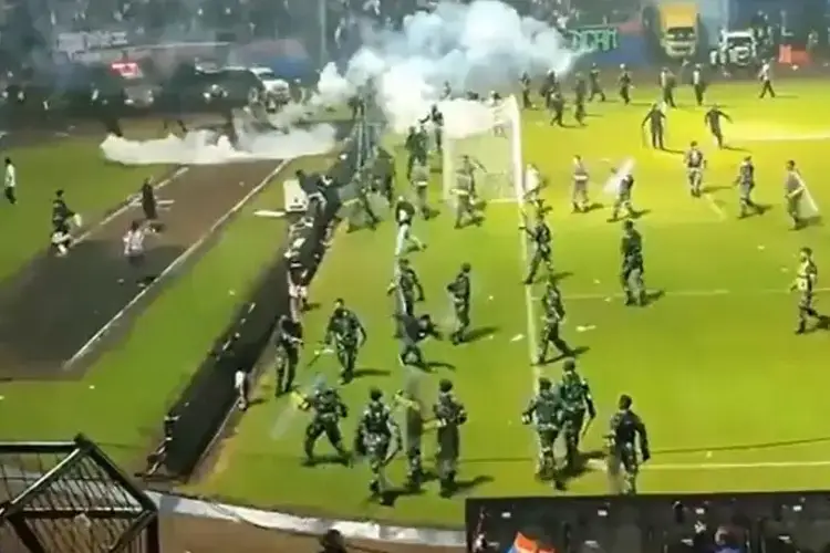 Disminuye la cifra de muertos tras batalla campal en Indonesia (VIDEO)