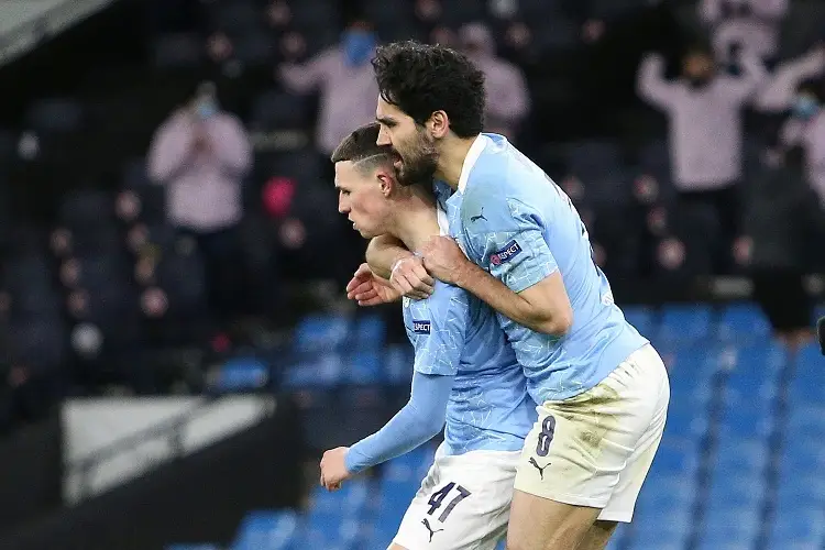 Manchester City golea y toma el liderato de la Premier League