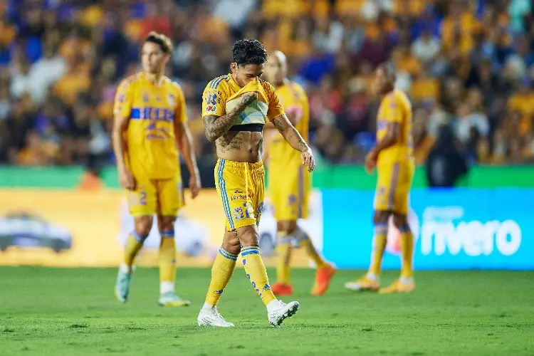 Javier Aquino se va expulsado en su partido 300 con Tigres