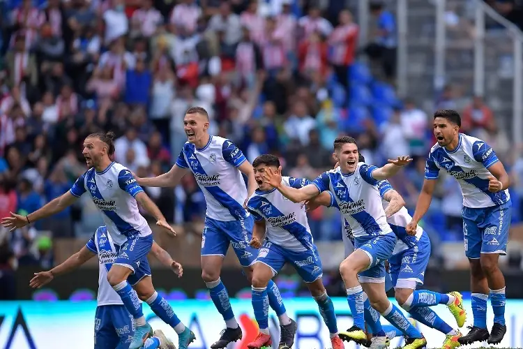 El épico gol a lo Panenka en el Puebla vs Chivas (VIDEO)