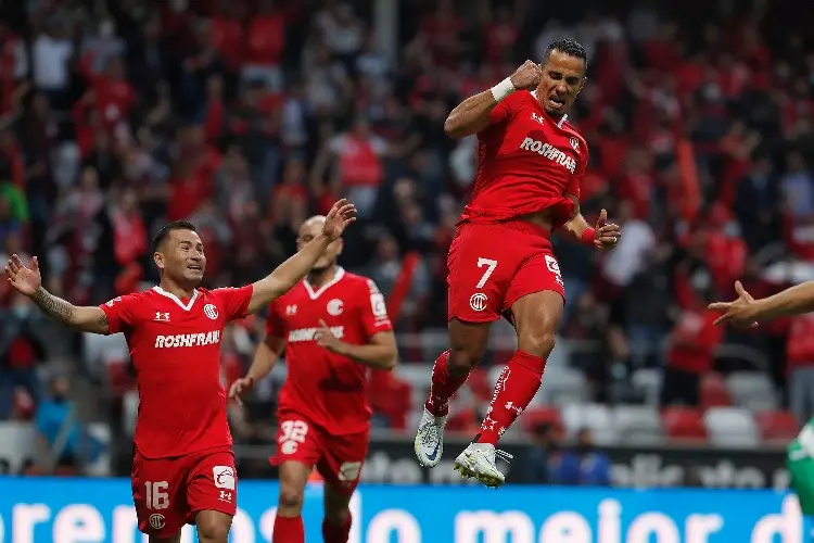 Toluca le hace la maldad a Santos en una feria de goles