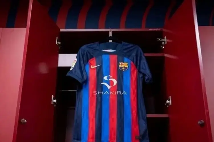 Shakira aparecería en playera del Barcelona, y Piqué tendrá que usarla