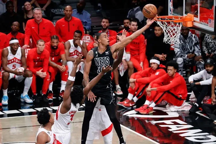 Nets sufren pero ganan a los Raptors