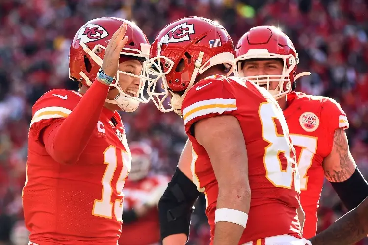 Mahomes le da triunfo a Chiefs sobre 49ers