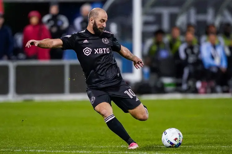 Higuaín recibe premio de superación en la MLS