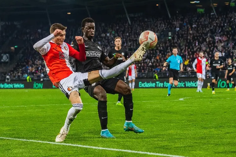 Santi Giménez y Feyenoord tropiezan en la Europa League