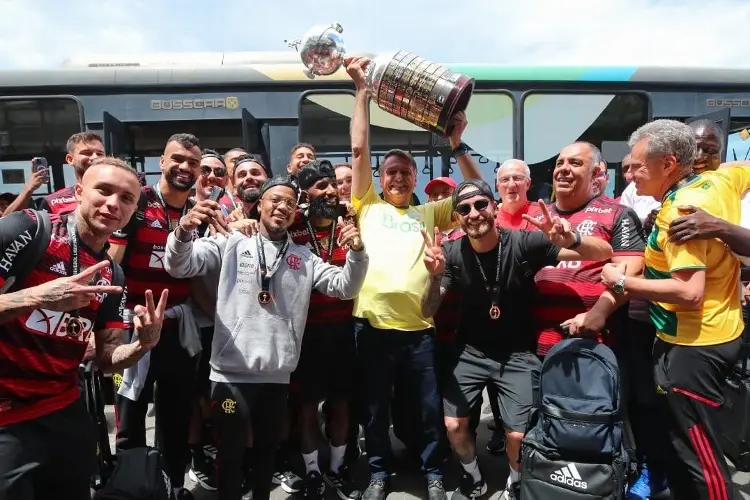 Presidente de Brasil recibe a Flamengo tras ganar Copa Libertadores