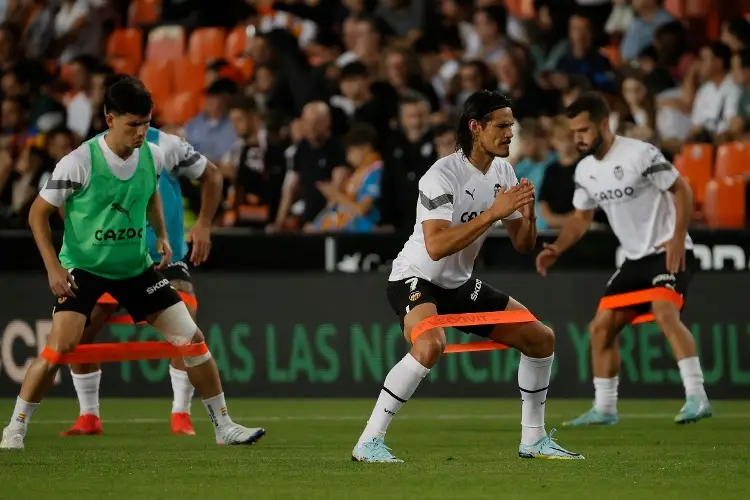 Cavani entrena al parejo con el Valencia