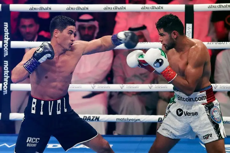 Dmitry Bivol vence al mexicano 'Zurdo' Ramírez y retiene título mundial