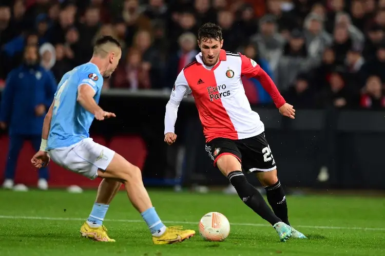 Santi Giménez sin gol, pero con minutos en Feyenoord