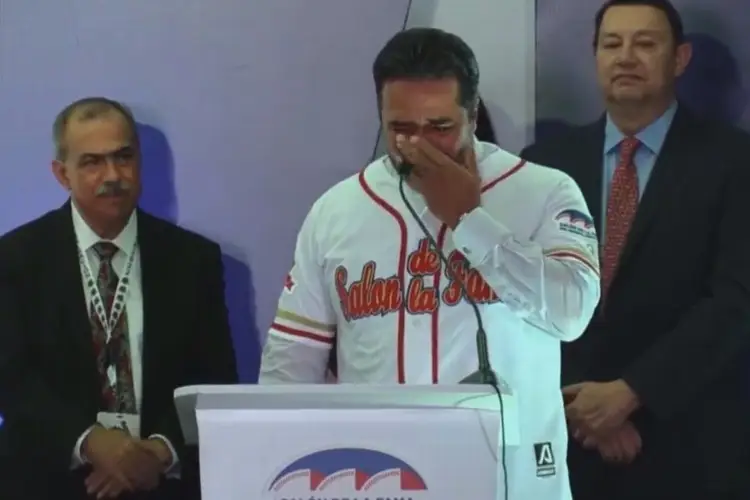Vinicio Castilla rompe en llanto al ingresar al Salón de la Fama del Béisbol Mexicano (VIDEO)