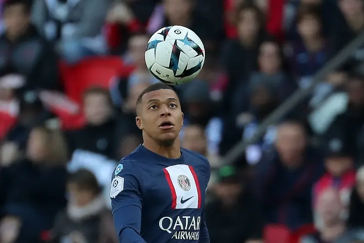 Captan a Mbappé burlandose del rival con seña obcena (VIDEO)