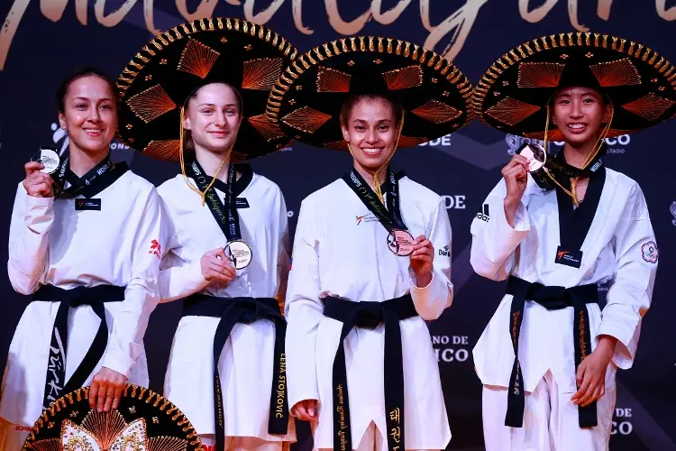 AMLO celebra las medallas de oro de México en el Mundial de Taekwondo