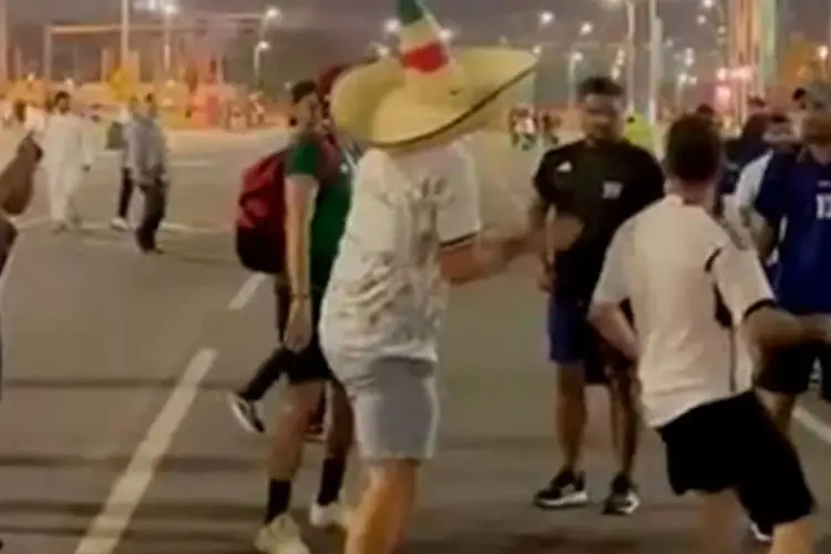 Mexicanos y argentinos se agarran a golpes en calles de Qatar (VIDEOS)