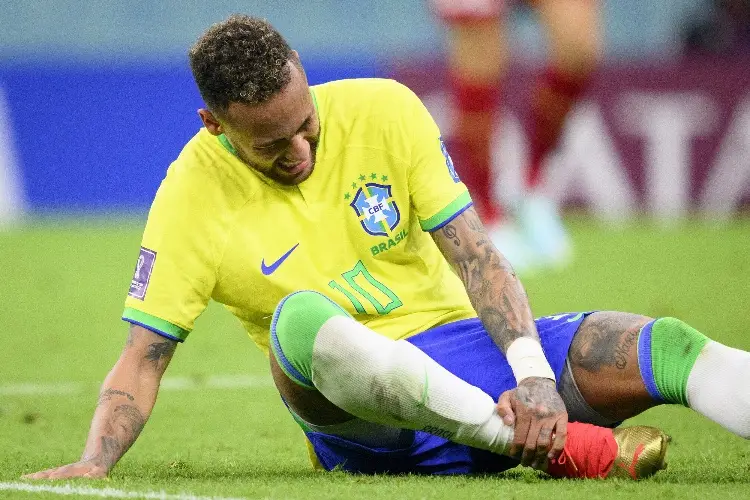 Neymar se lesiona y en Brasil ven difícil que pueda volver a jugar