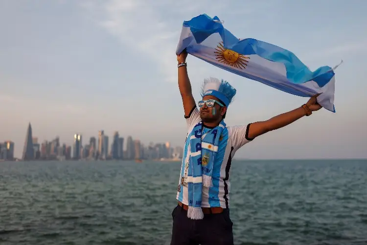 Aficionado argentino encara a mexicanos por cántico cruel (VIDEO)