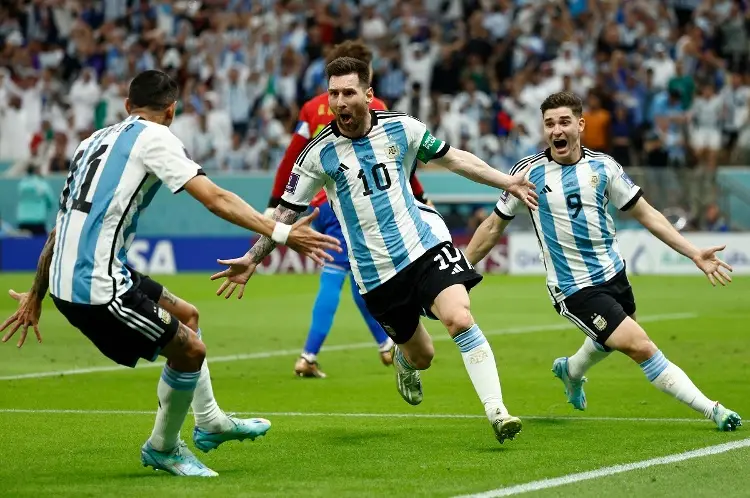 ¡Messi salva a Argentina y sigue vivo en Qatar 2022! 