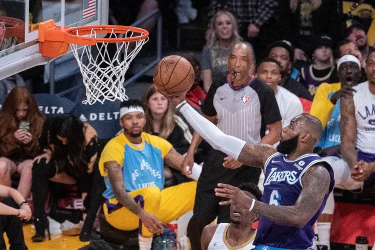 NBA: LeBron James arrolla a los Spurs de San Antonio