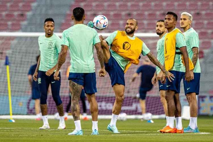 Dani Alves será titular y capitán de Brasil
