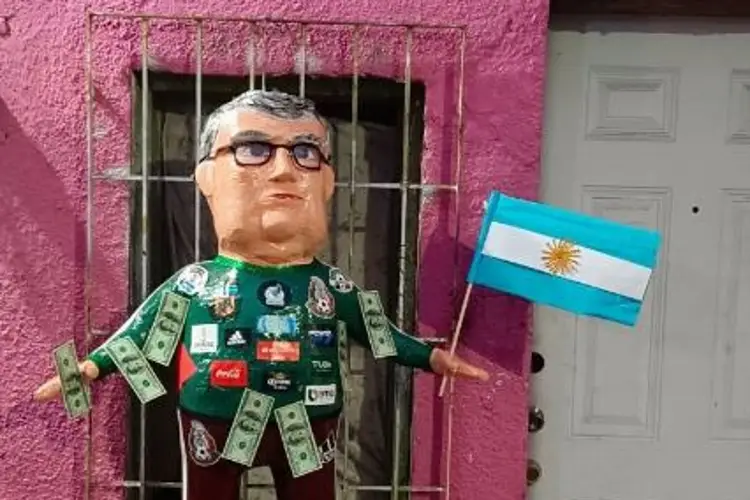 ¡Está es la piñata del 'Tata' Martino llena de dólares! 