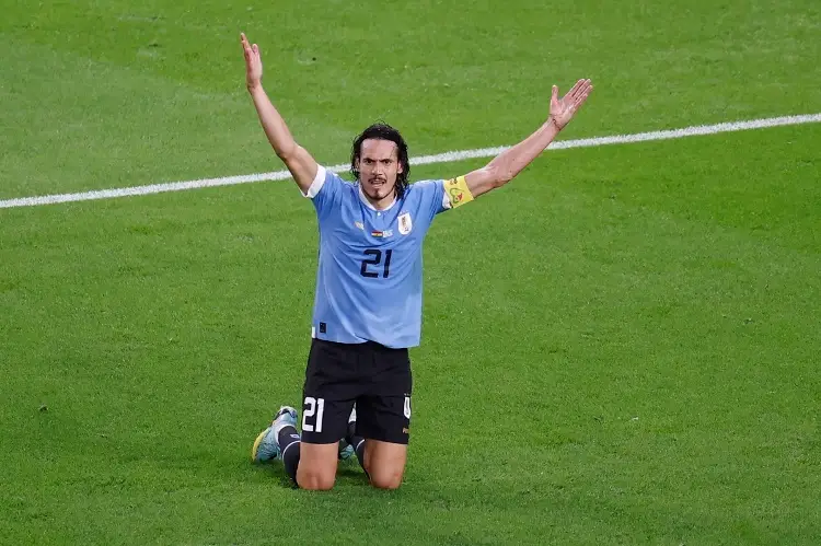 Cavani 'explota' y se desquita aventando al VAR (VIDEO)